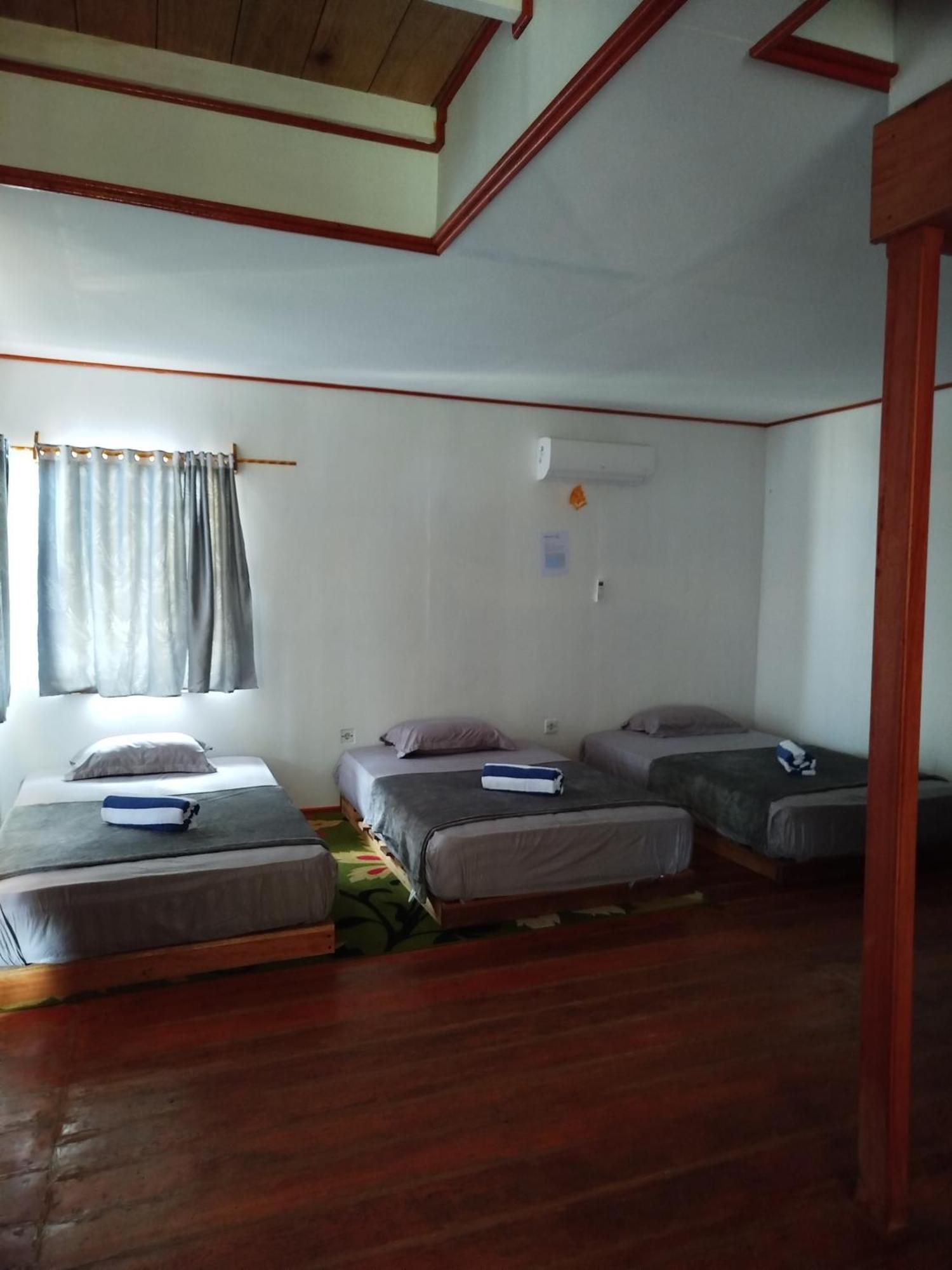 Lances Surf Camp *